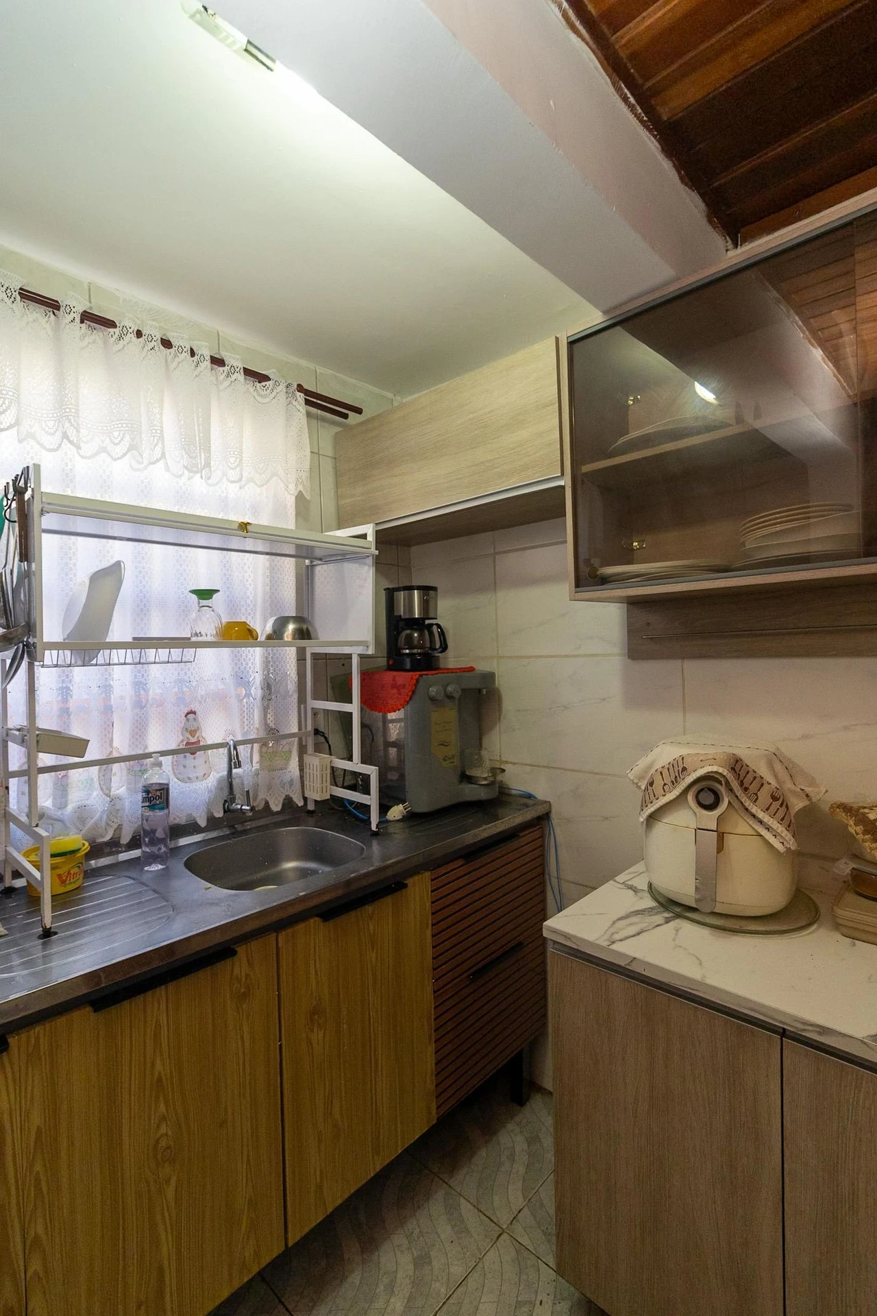 Furnished 4-bedroom apartment with balcony and desk area — photo 2