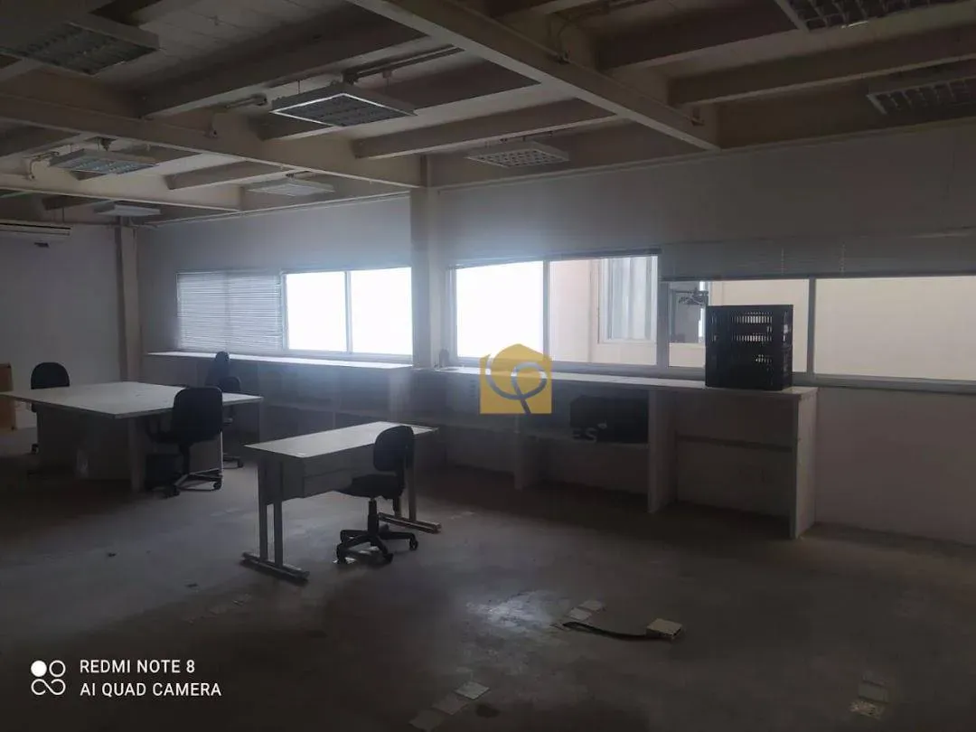 Casa com 2 dormitórios e piso de madeira na sala — photo 19