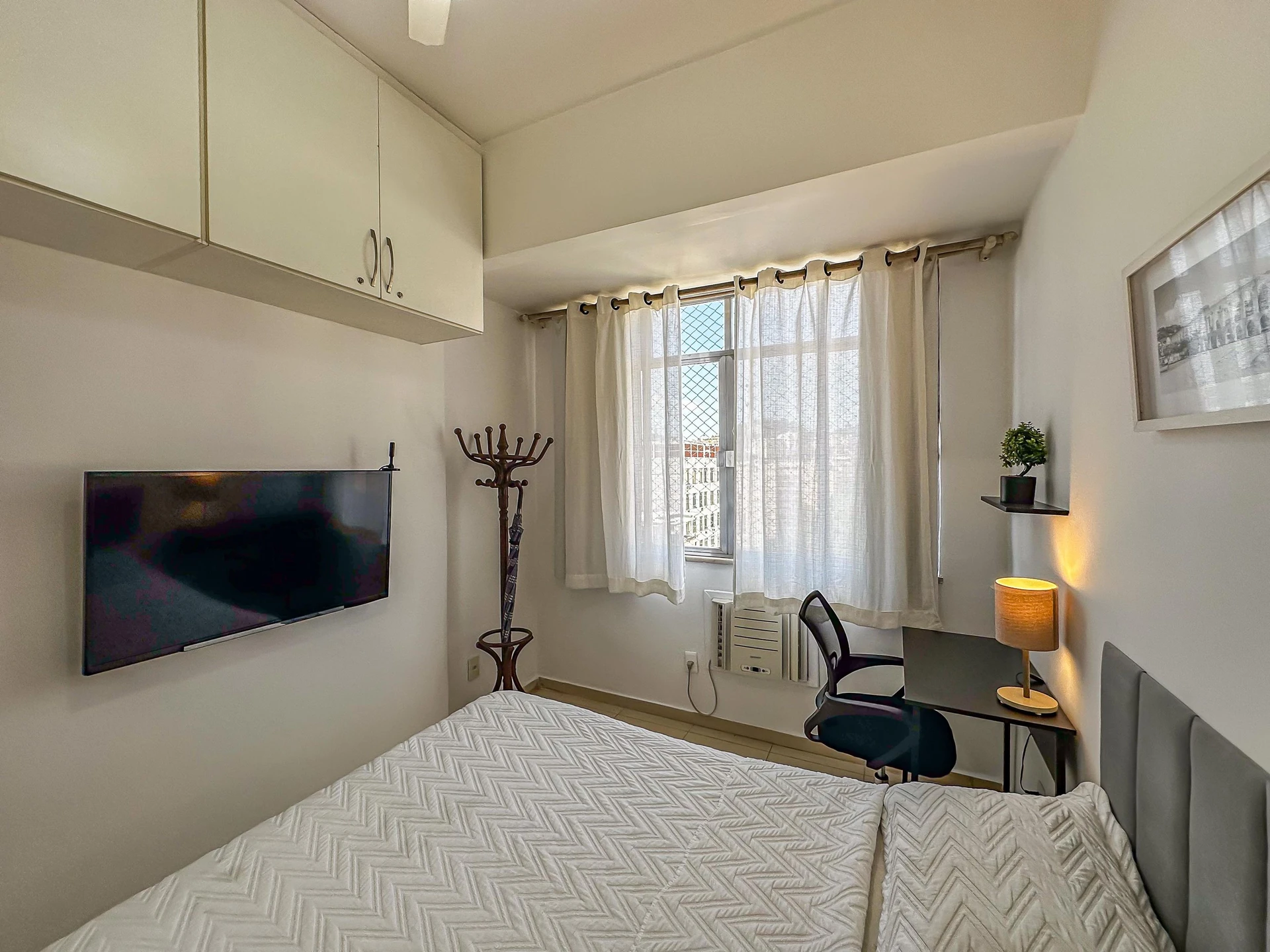 Furnished 1-bedroom apartment with an open kitchen — photo 6