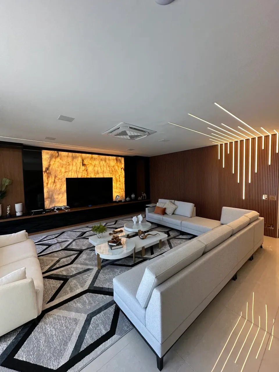 Duplex apartment with 600 m², 4 bedrooms and 4 parking — photo 2
