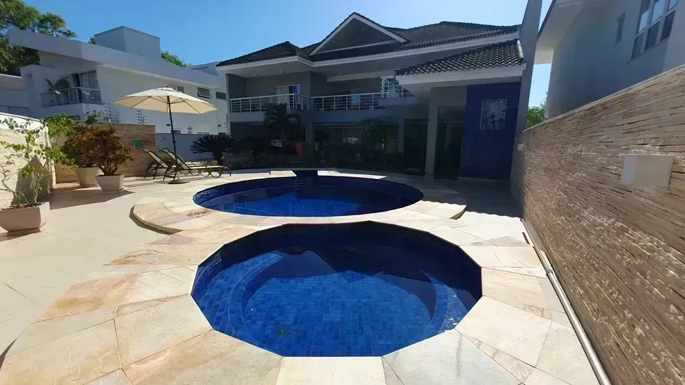 650 m² house with 6 en-suite bedrooms and 4 parking spots — photo 7