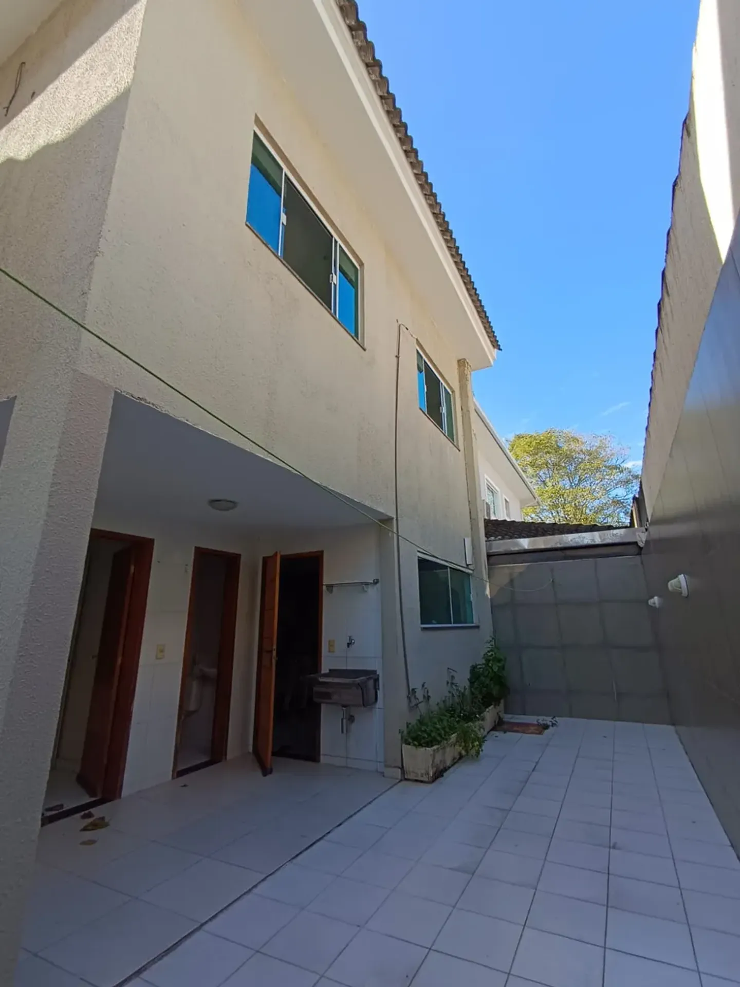 House with 4 bedrooms and 5 bathrooms — photo 45
