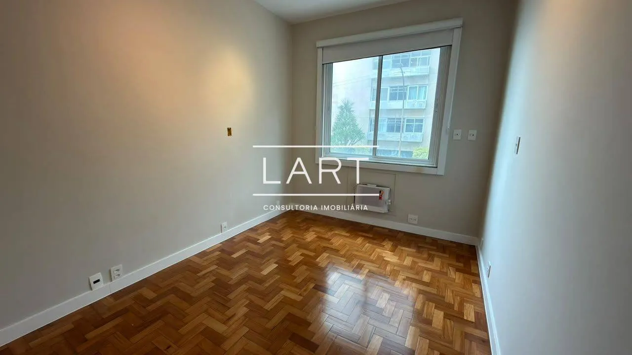 Wood or laminate floors in a 2-bedroom apartment, 102 m² — photo 5