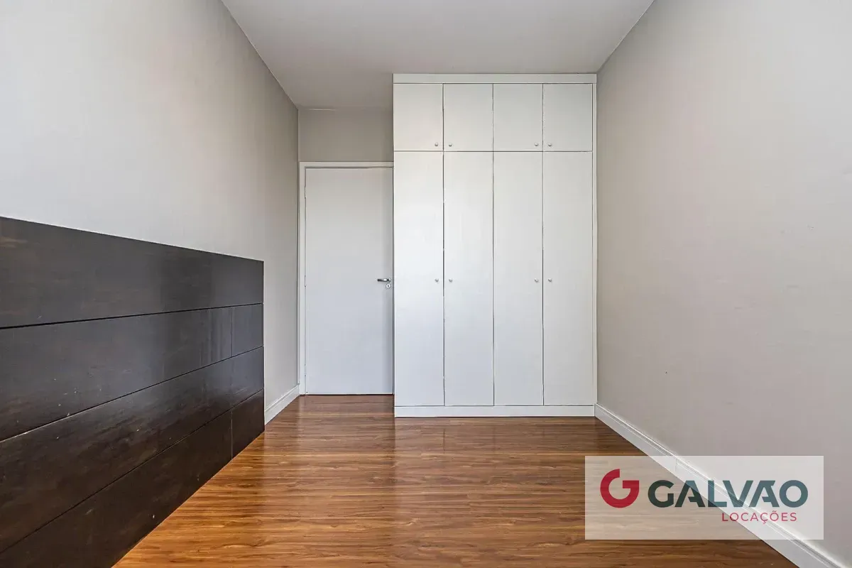Wood or laminate floors in a one-bedroom apartment, 47 m² — photo 20