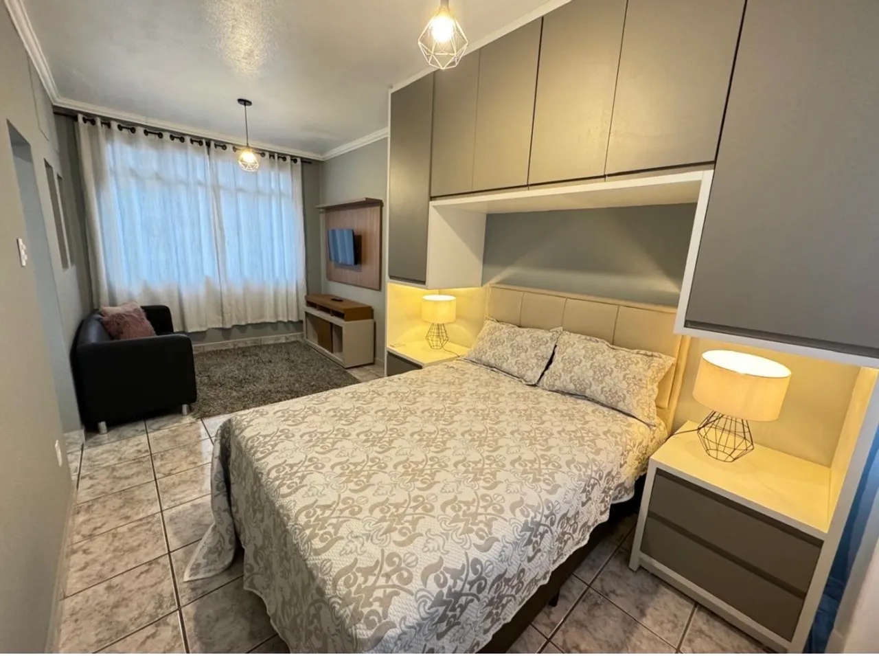 Furnished studio with 1 bedroom and 1 bathroom, no parking