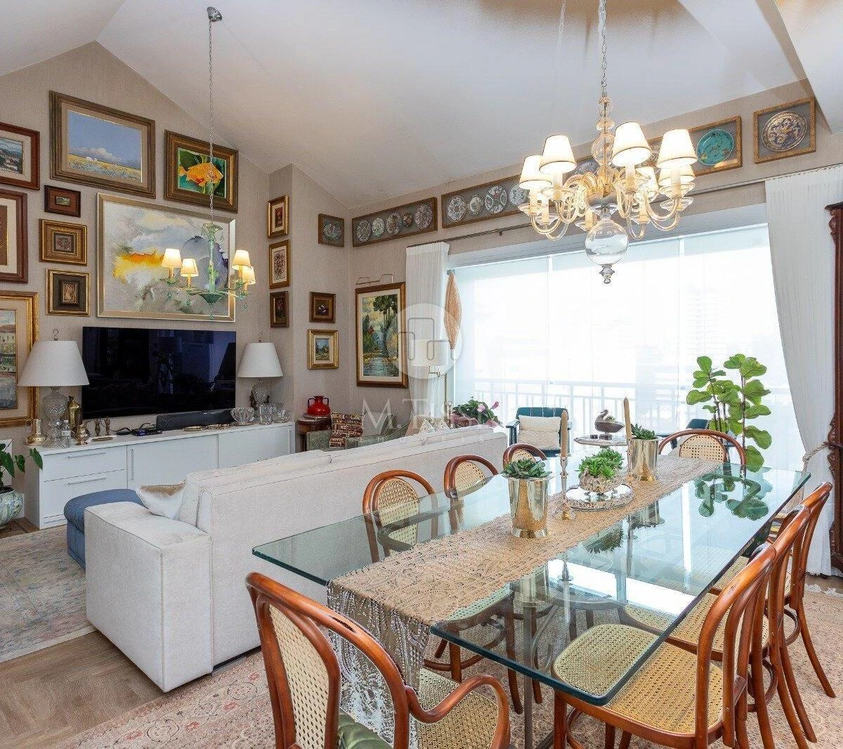 Furnished 3-bedroom apartment with 2 parking spots