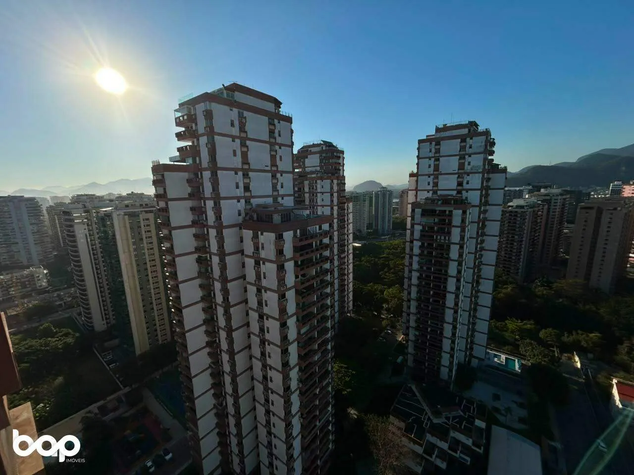One-bedroom apartment with a mountain view — photo 13