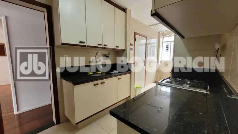 3-bedroom apartment with a suite and a balcony — photo 4