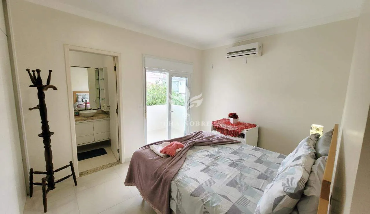 Balcony with a grill in a 3-bedroom house, 129 m² — photo 9