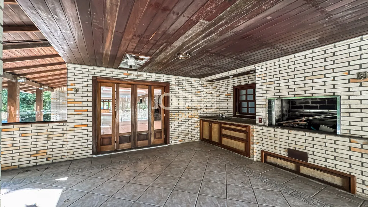 532 m² house with a built-in balcony grill — photo 15