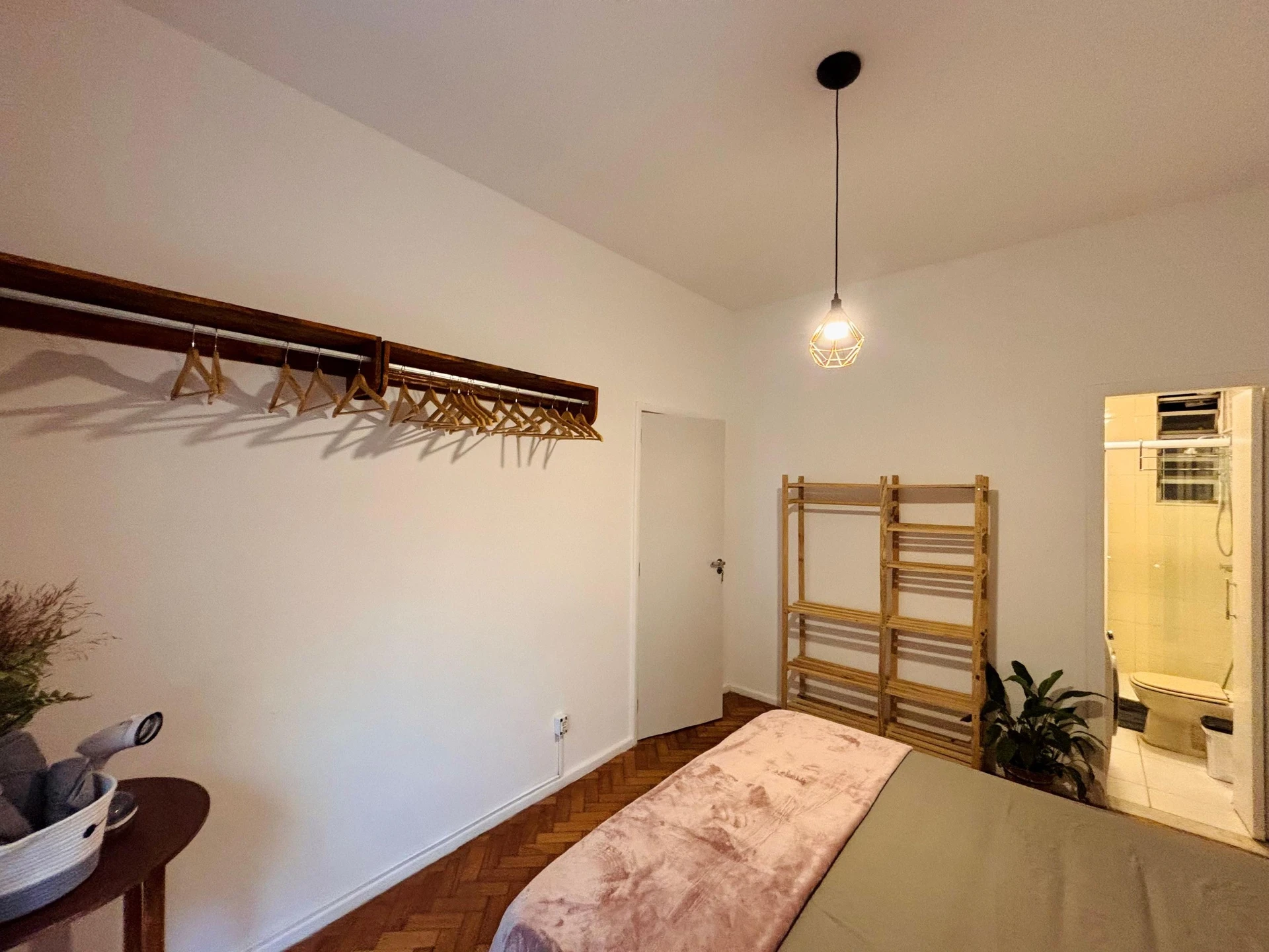 Furnished 1-bedroom apartment with a gas stove kitchen — photo 12
