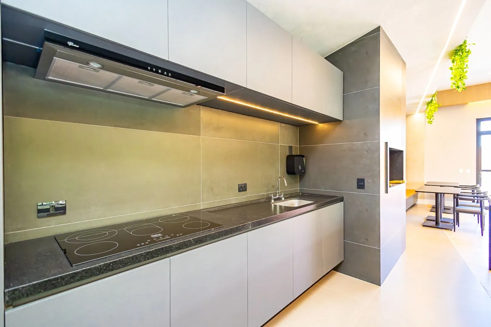 Furnished apartment, 78 m², with a glass-enclosed balcony — photo 86