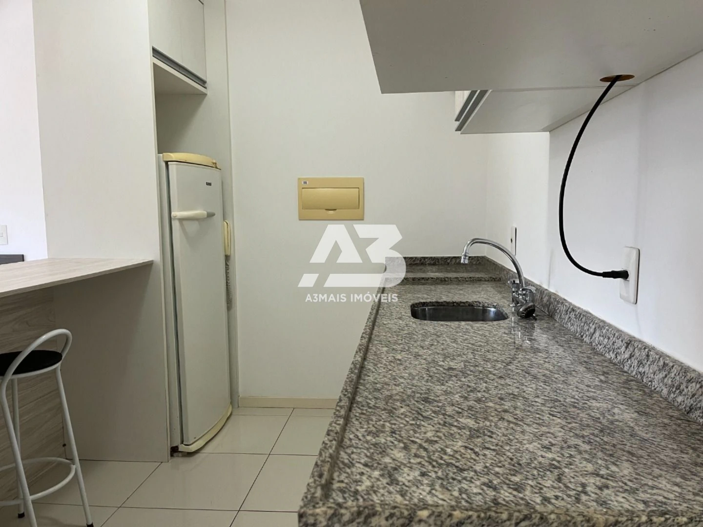 Furnished studio with open-plan kitchen and 1 bath — photo 6