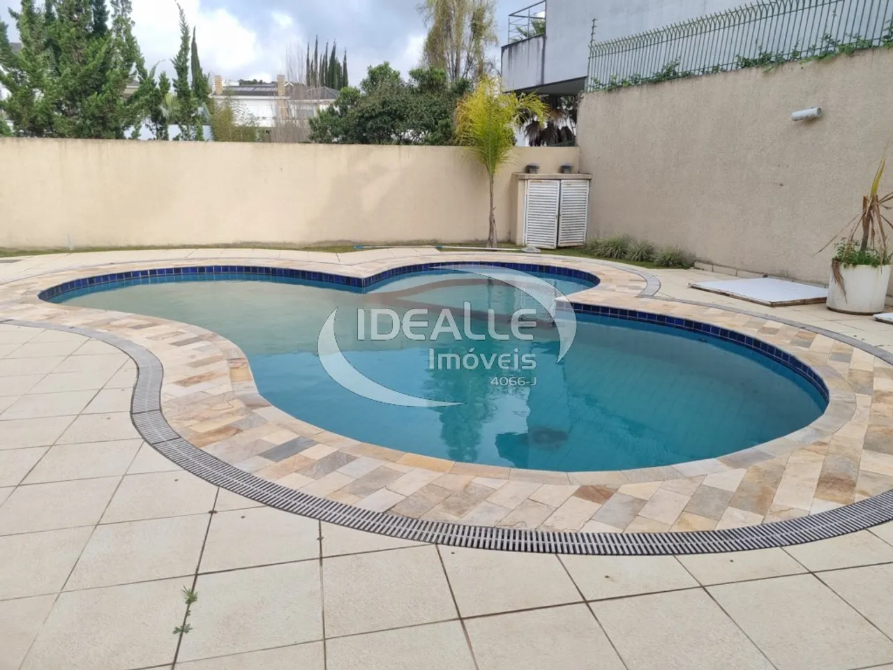 Rental house with 5 bedrooms and 6 bathrooms — photo 16