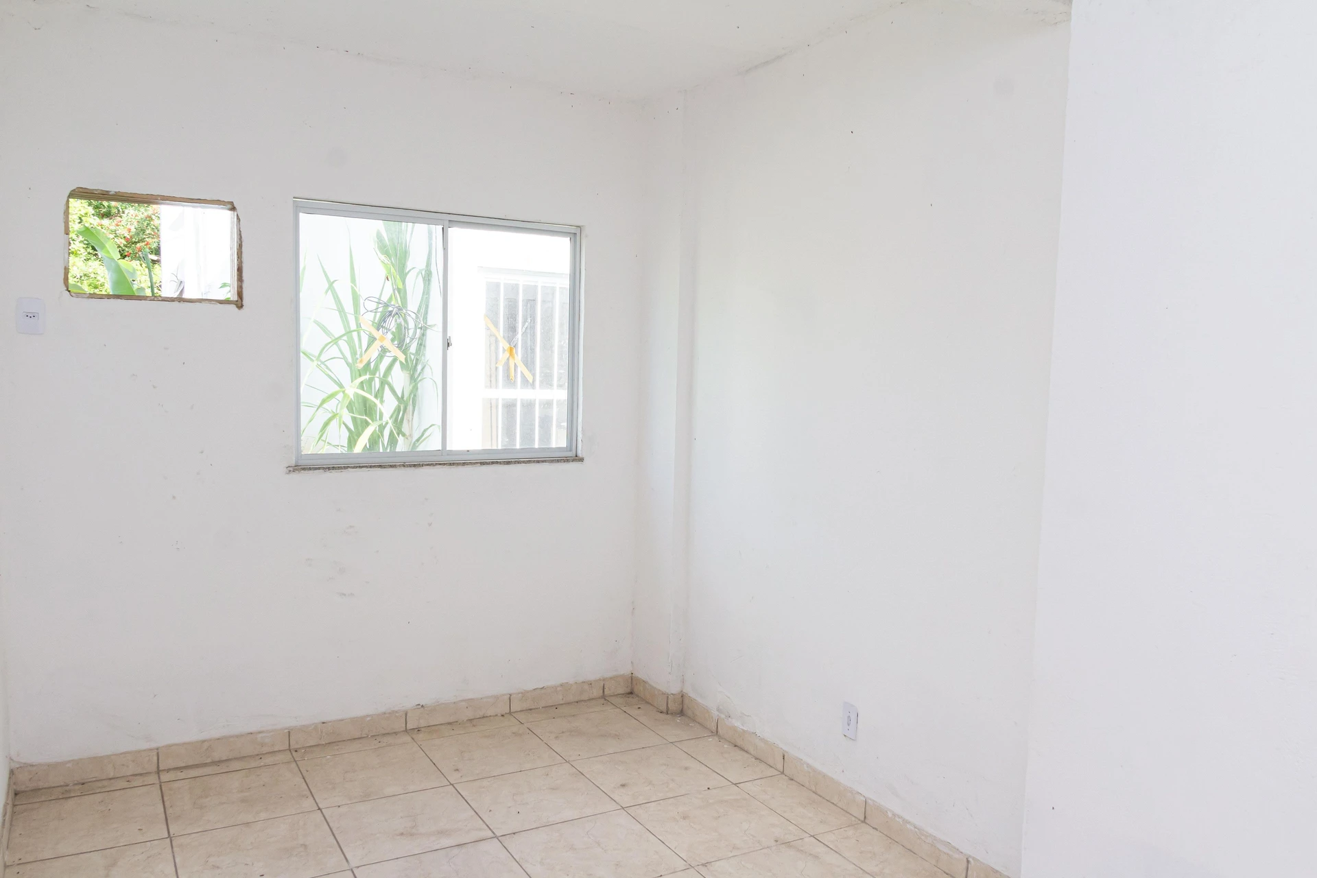 Unfurnished studio rental with private garden and 1 suite — photo 12