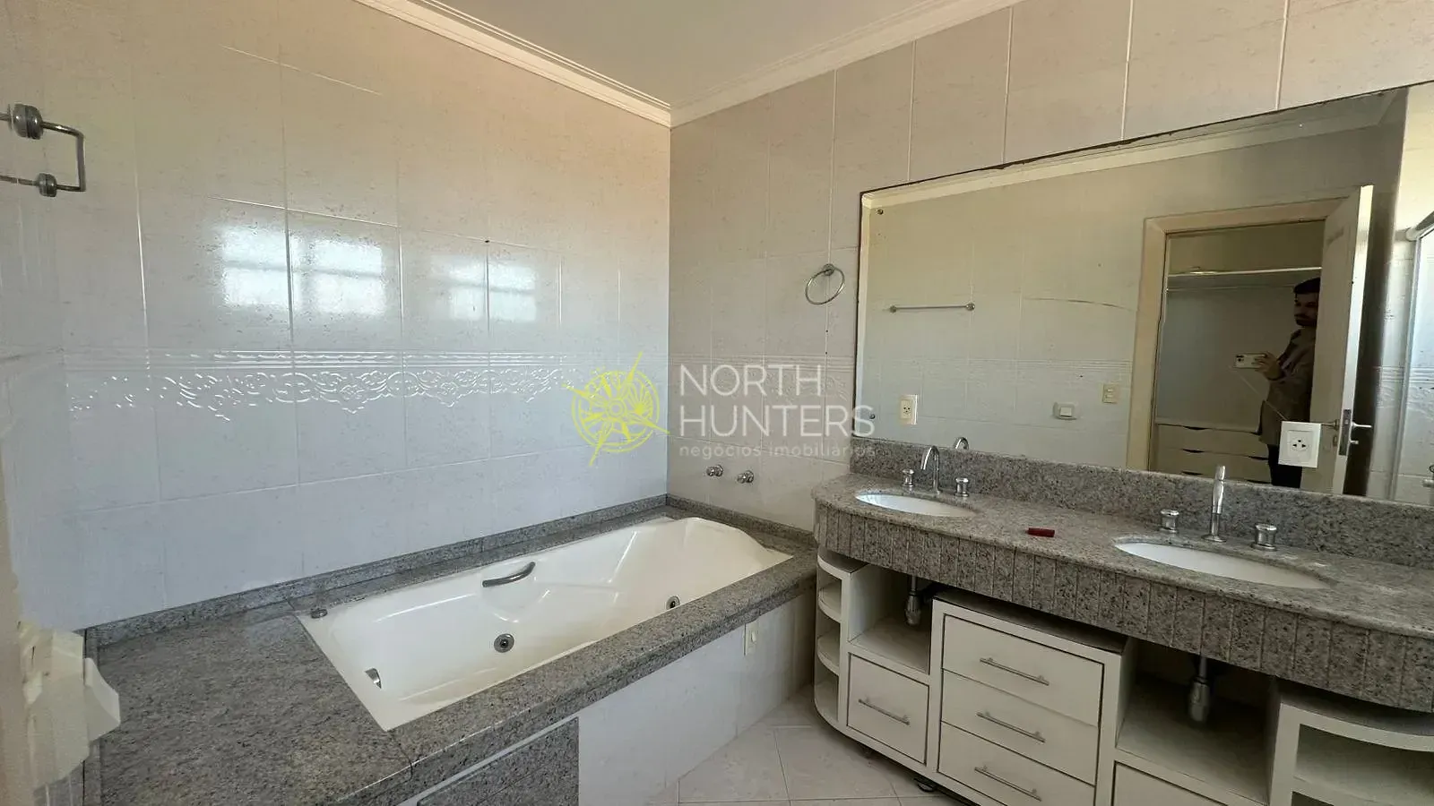House with 4 bedrooms and shared pool area — photo 6