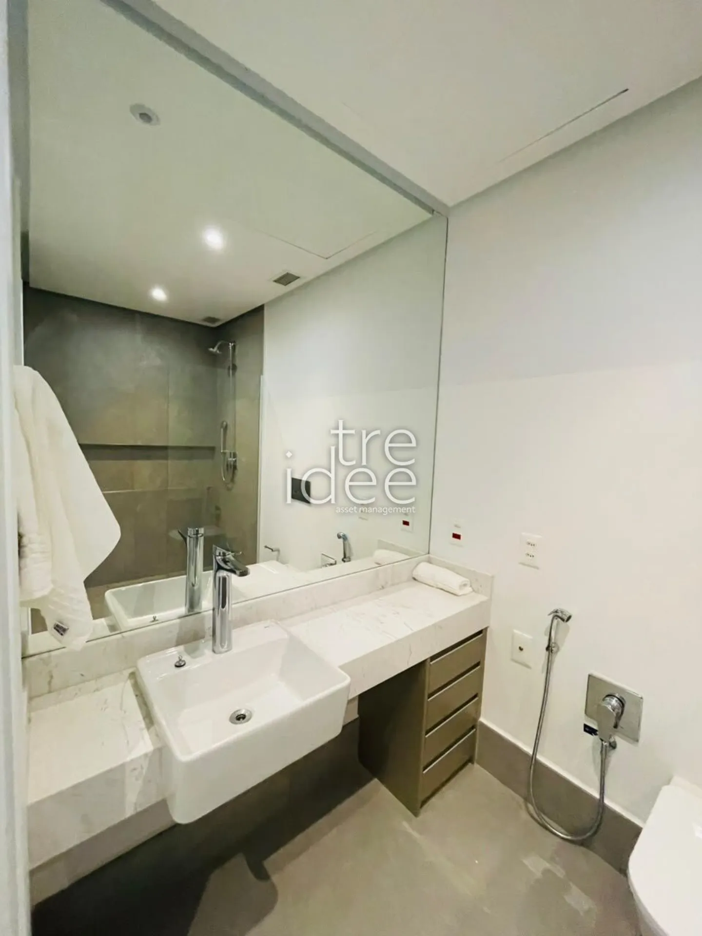 Furnished 1-bedroom apartment with an open-plan kitchen — photo 30