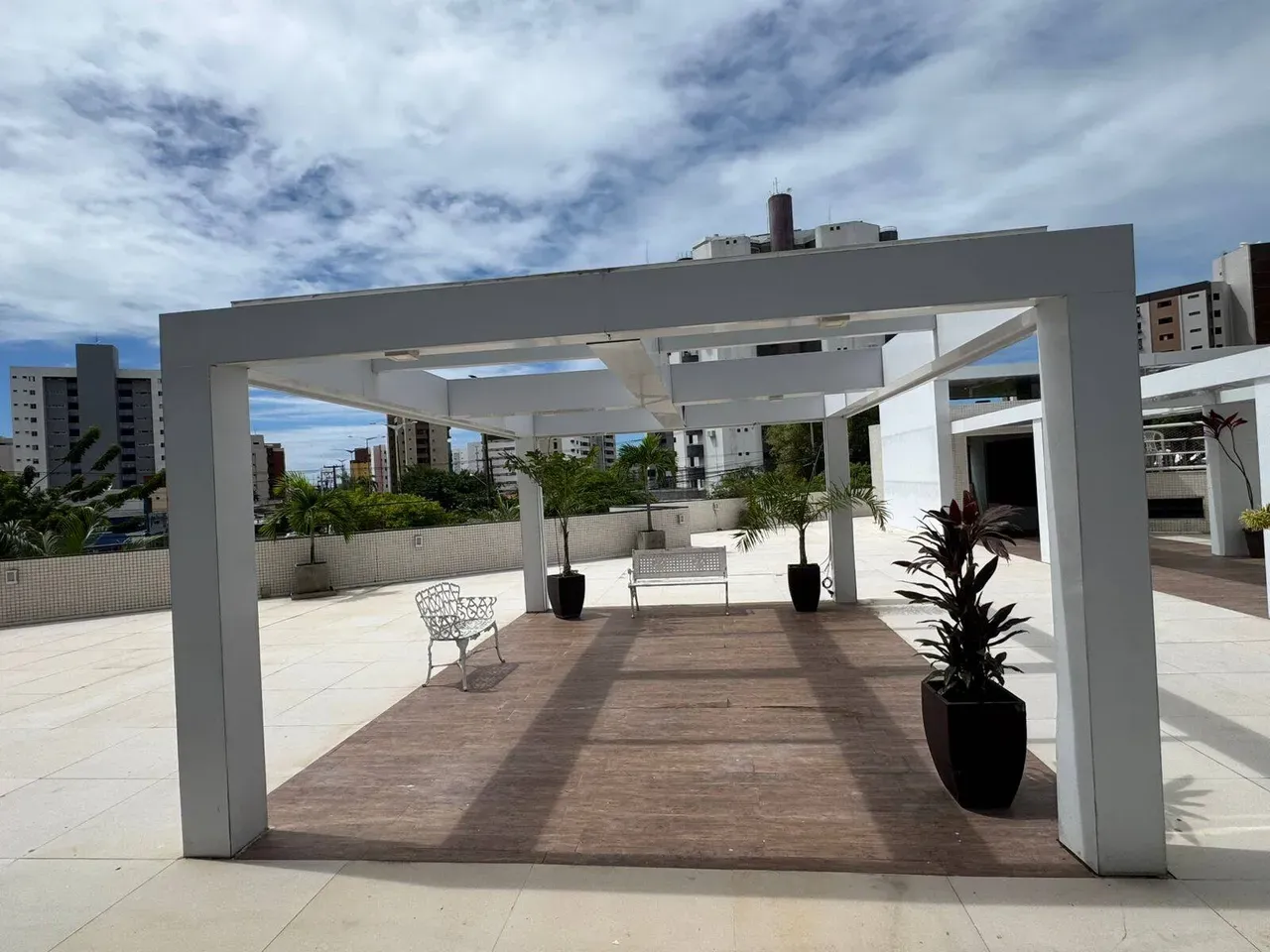 4-bedroom apartment in a building with a pool — photo 21