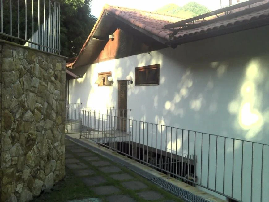 House with 5 en-suite bedrooms and 8 bathrooms — photo 11