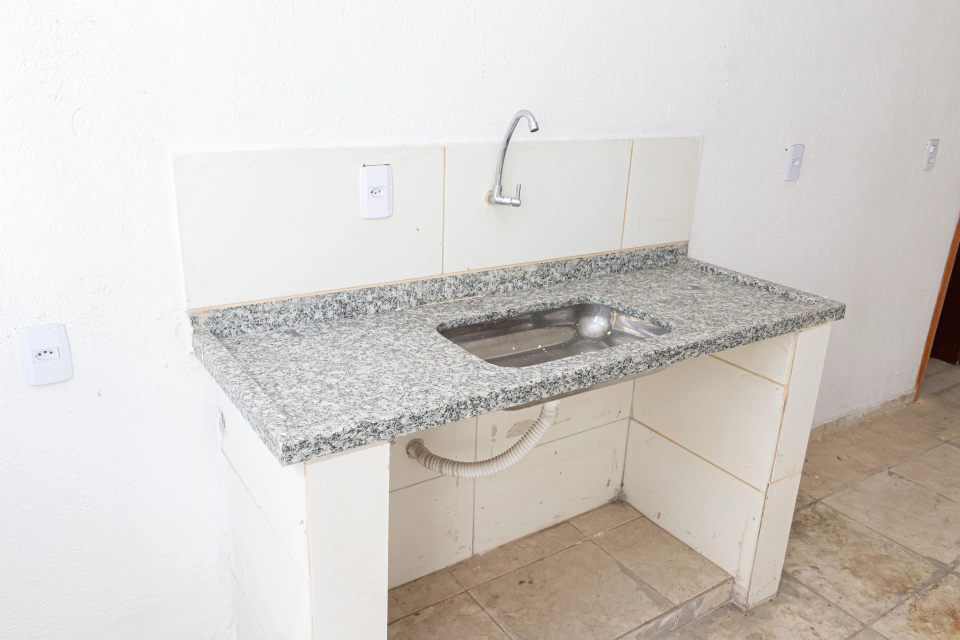 Studio unit with 1 bedroom, ensuite bathroom, private garden — photo 34