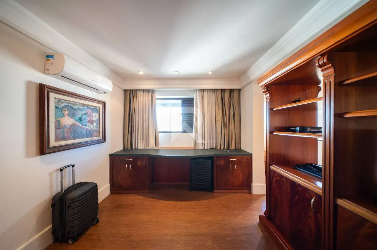 Furnished apartment with 3 bedrooms and 221 m² — photo 39