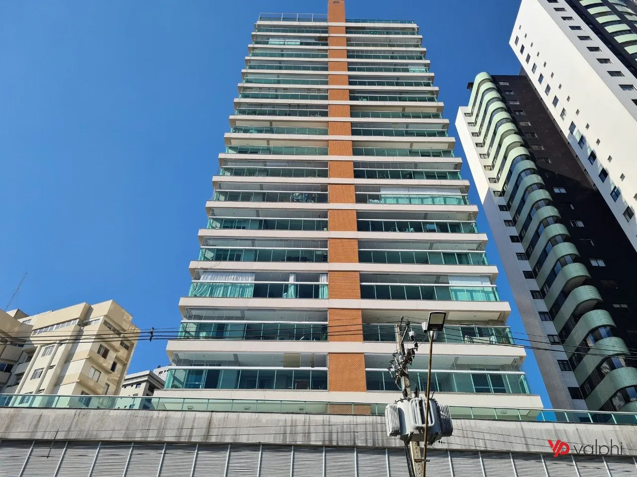 Furnished 2-bedroom apartment with enclosed balcony — photo 79