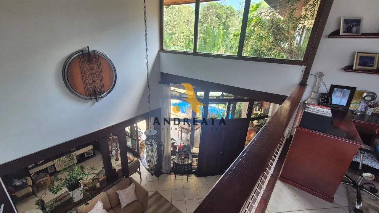 Casa de 307 m² com janelas do piso ao teto e banheira — photo 28