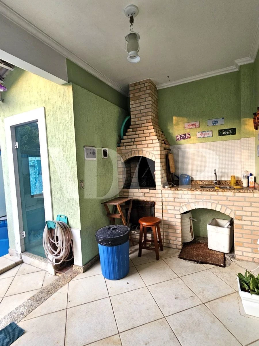 Unfurnished 254 m² house with a built-in balcony grill