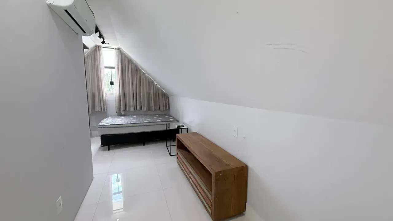 House with 6 bedrooms and an open kitchen with gas stove — photo 16