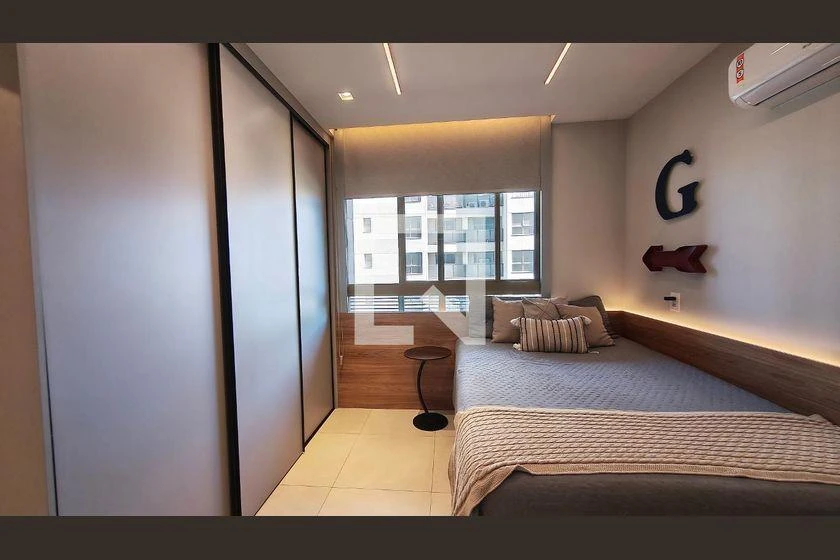 4-bedroom apartment with a glass-enclosed balcony — photo 19