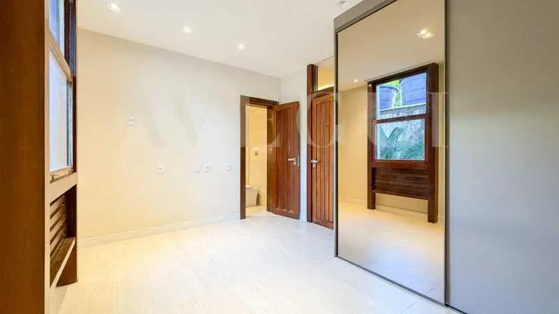Floor-to-ceiling windows in a 3-bedroom apartment, 170 m² — photo 20