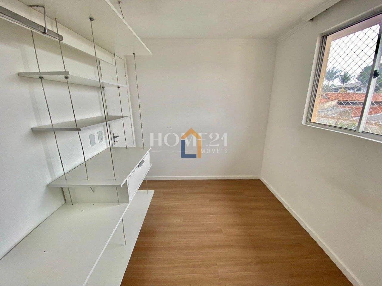 2-bedroom apartment with wood or laminate floors — photo 4
