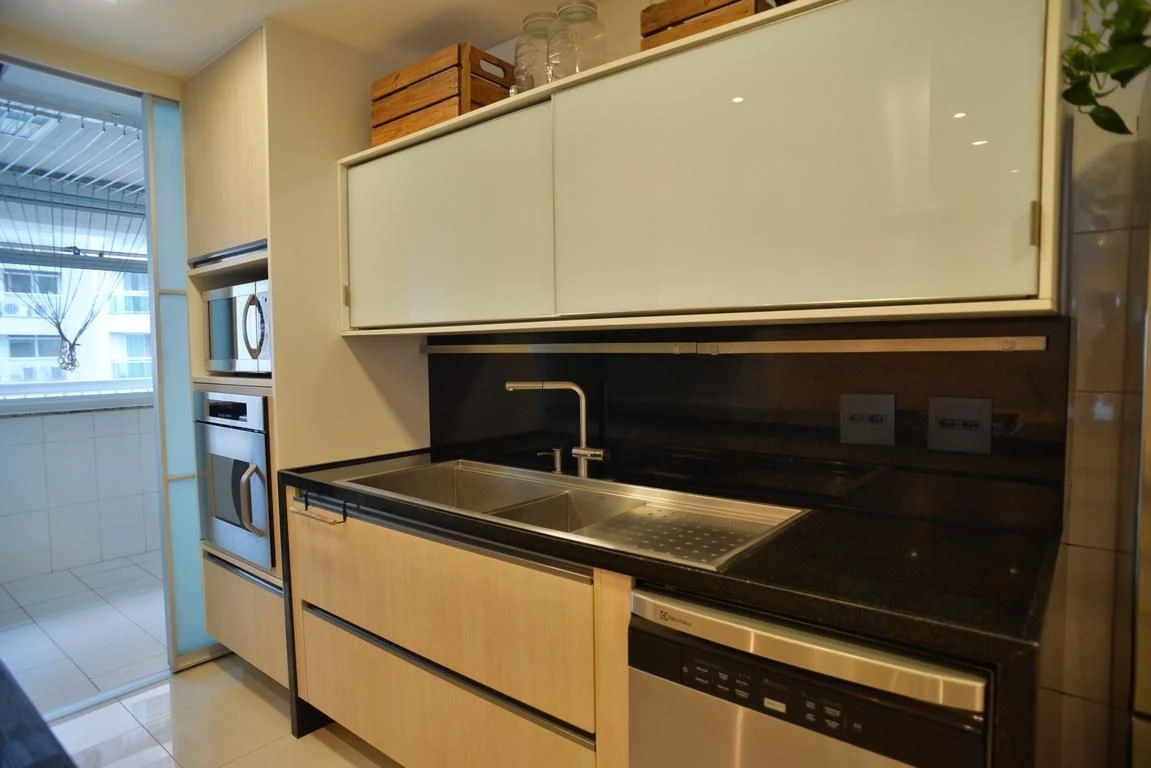 3-bedroom apartment with a glass-enclosed balcony — photo 23