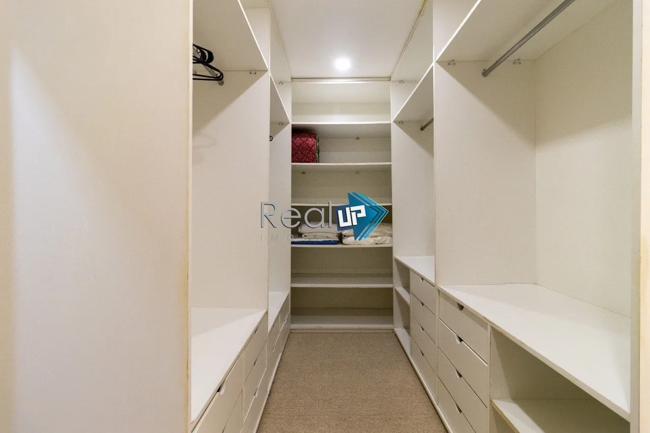Condominium house with 5 bedrooms and 1081 m² plus laundry — photo 47