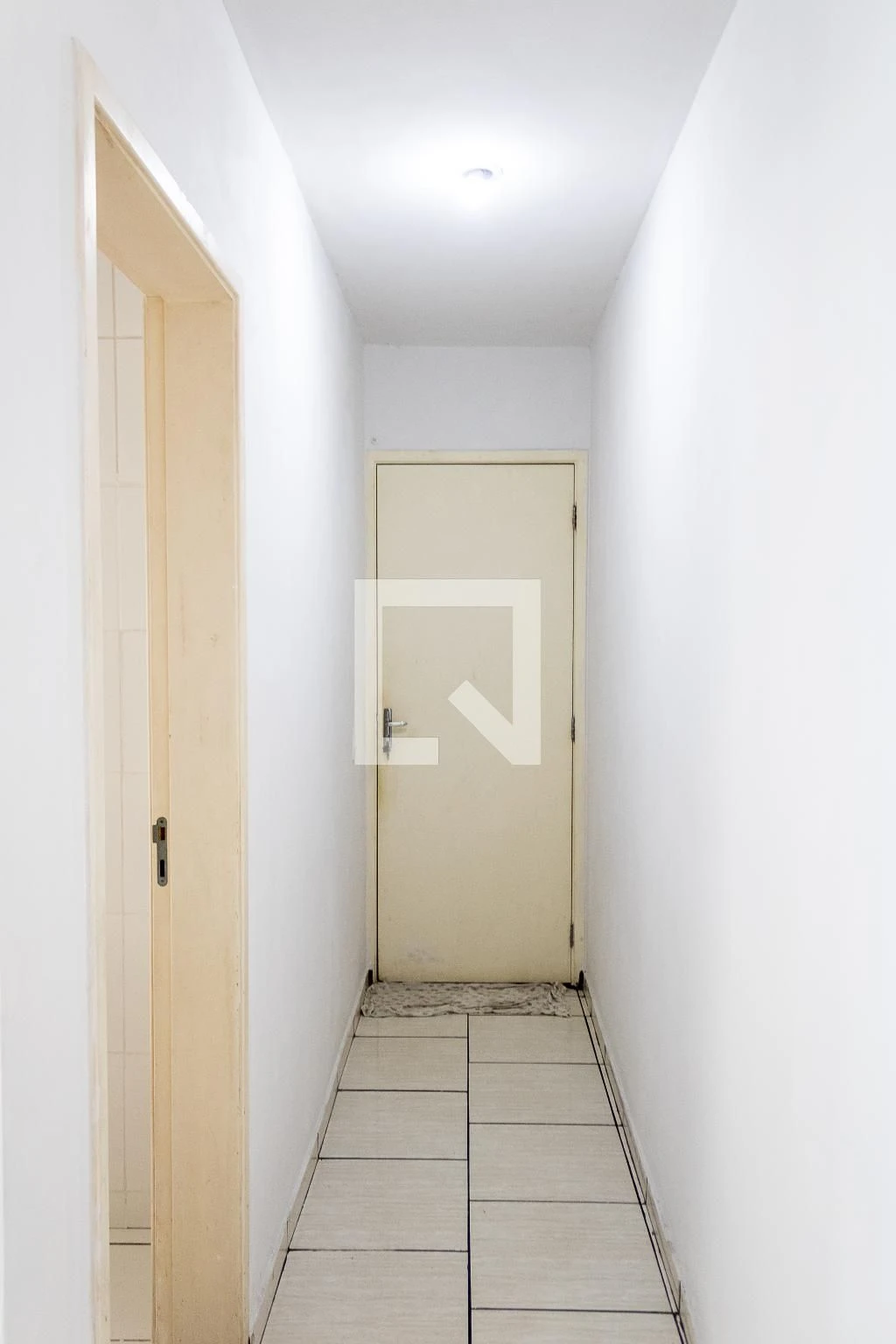 2-bedroom apartment with 1 parking space and laundry area — photo 2