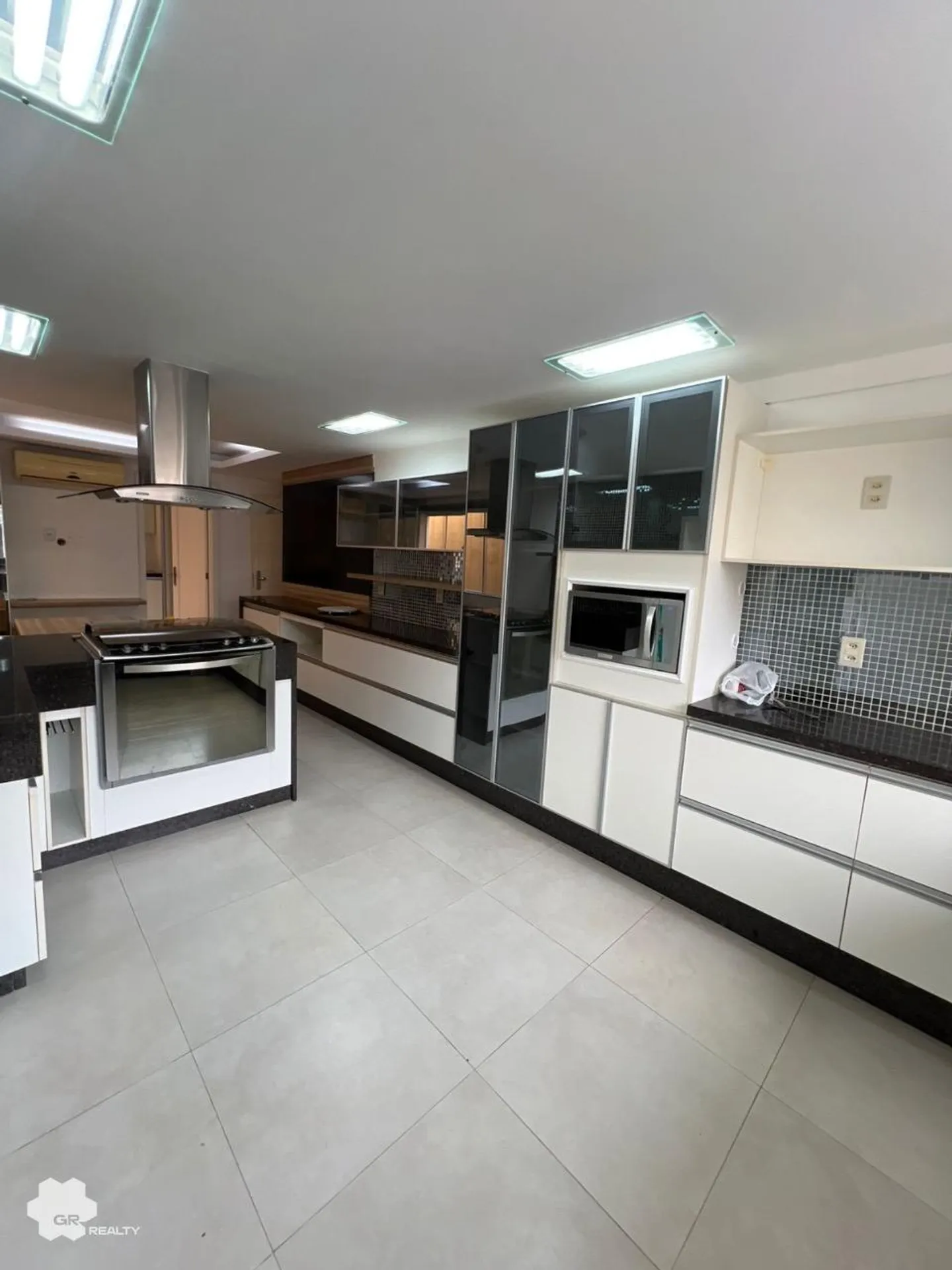 House with 6 en-suite bedrooms and 468 m² of space — photo 16