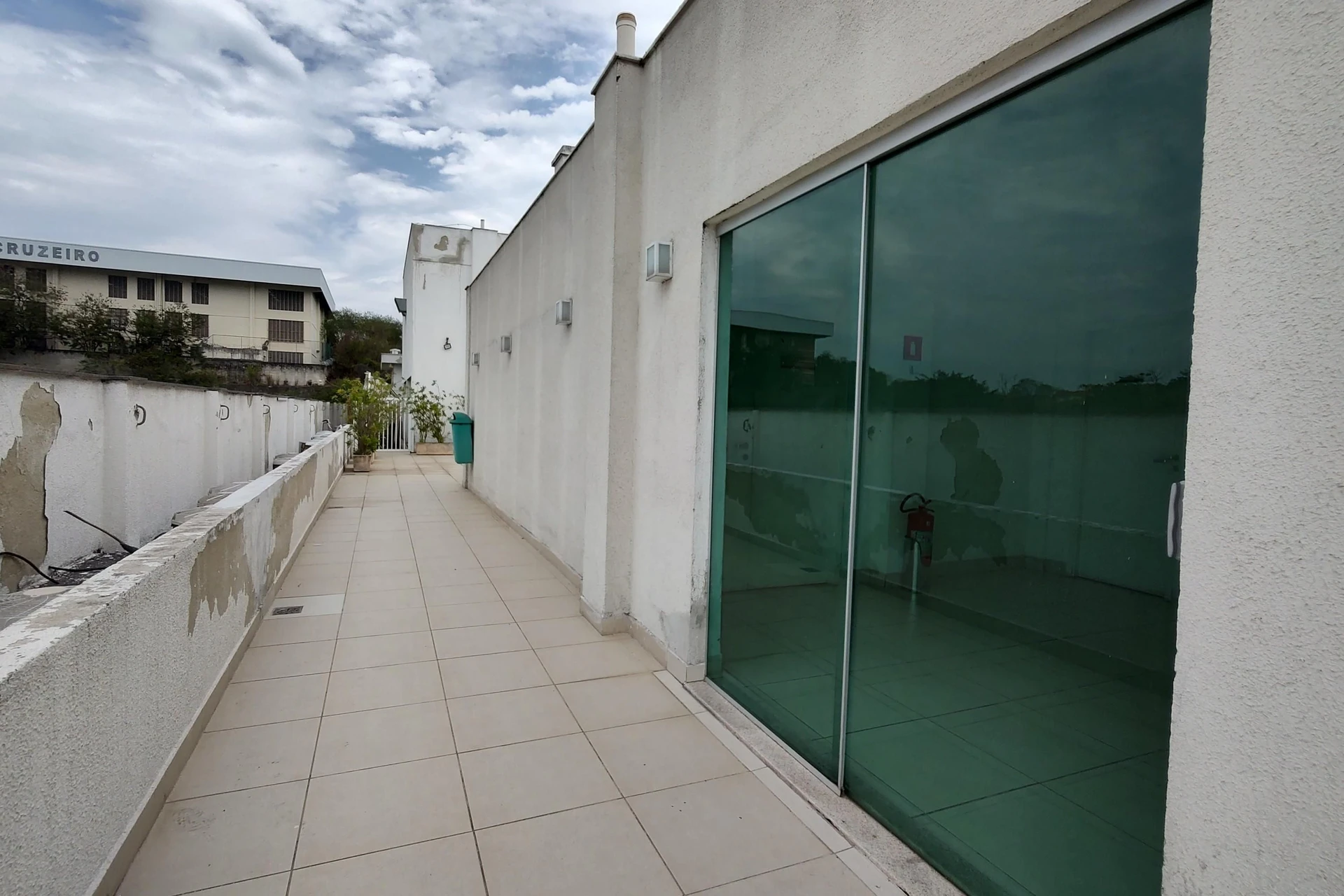 1-bedroom apartment with an open-plan kitchen and parking — photo 12