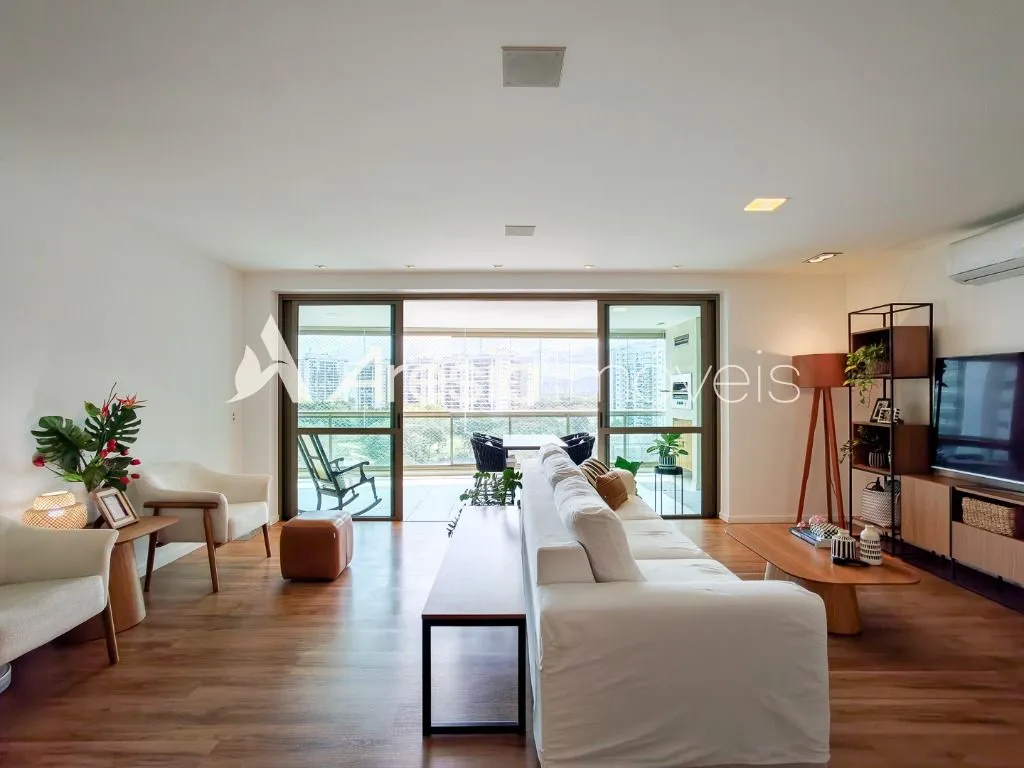 Balcony with a grill in a 4-bedroom apartment, 178 m² — photo 21