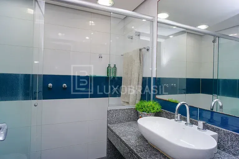 Furnished 4-bedroom apartment with 245 m² — photo 31