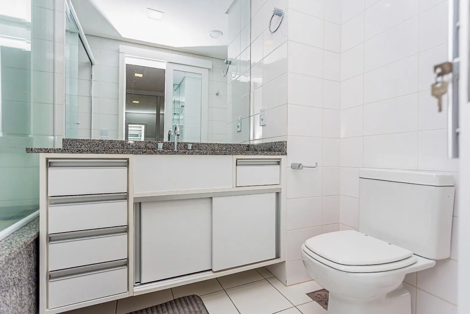 78 m² apartment with floor-to-ceiling windows and a bathtub — photo 63
