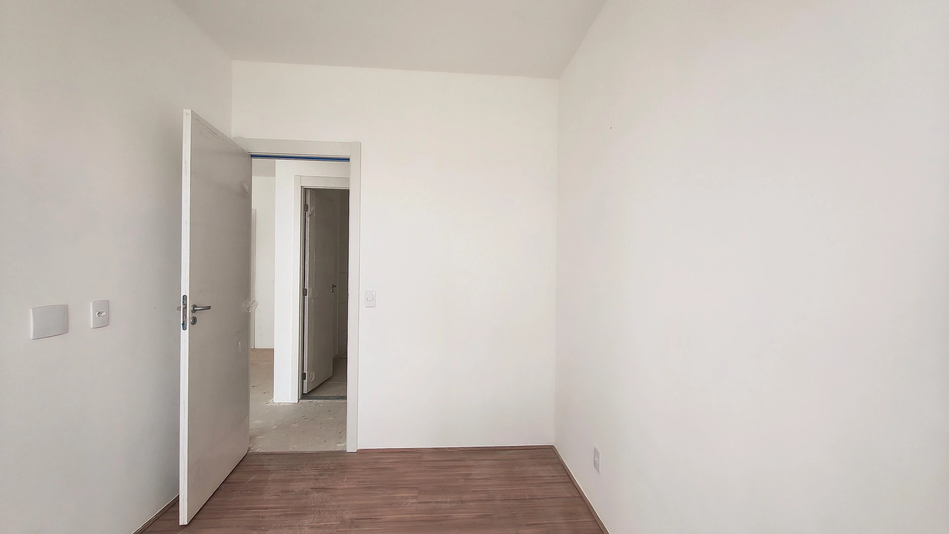2-bedroom apartment in a building with a gym — photo 10