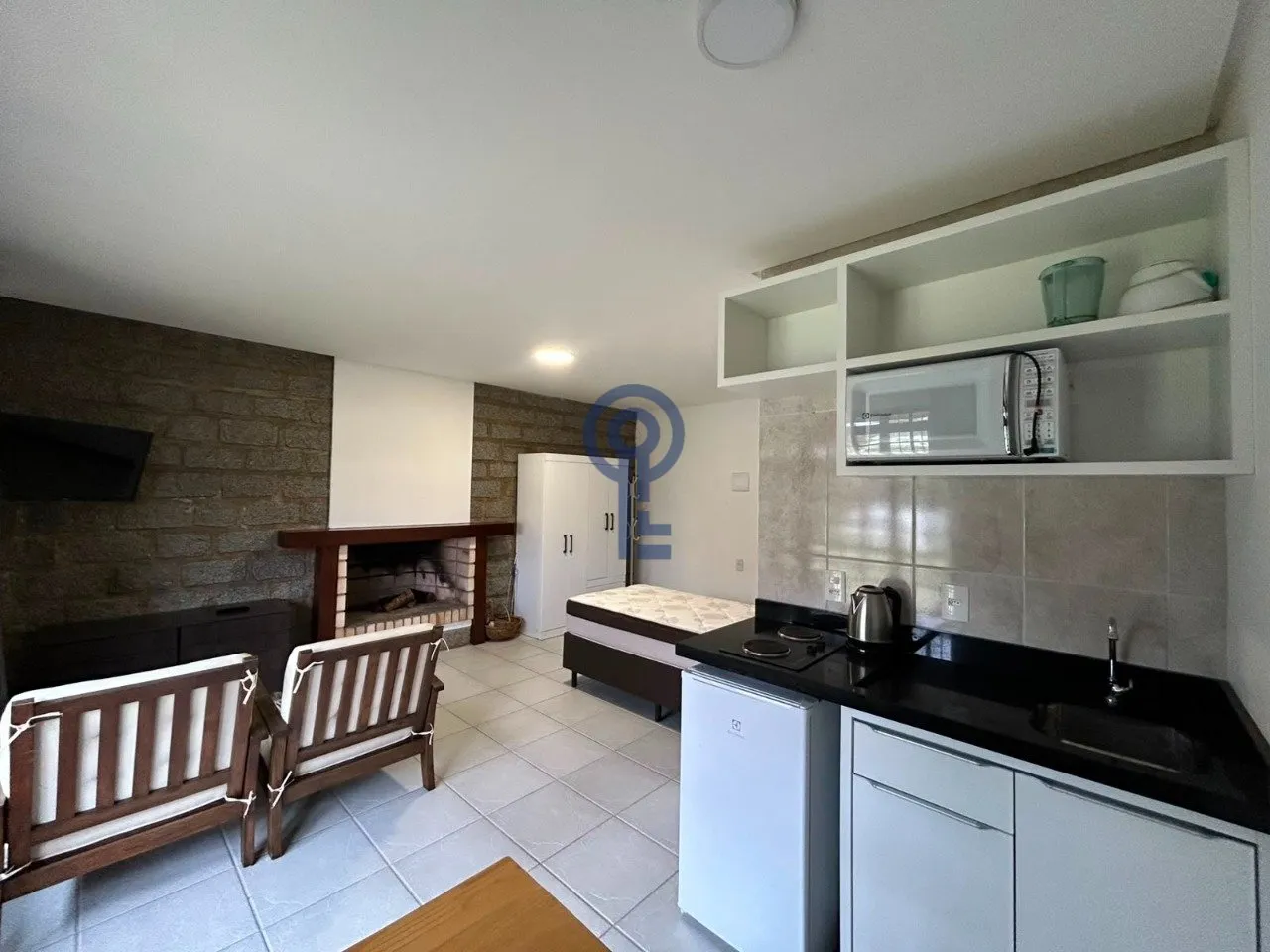 Furnished 25 m² studio with no parking and a gas kitchenette — photo 2