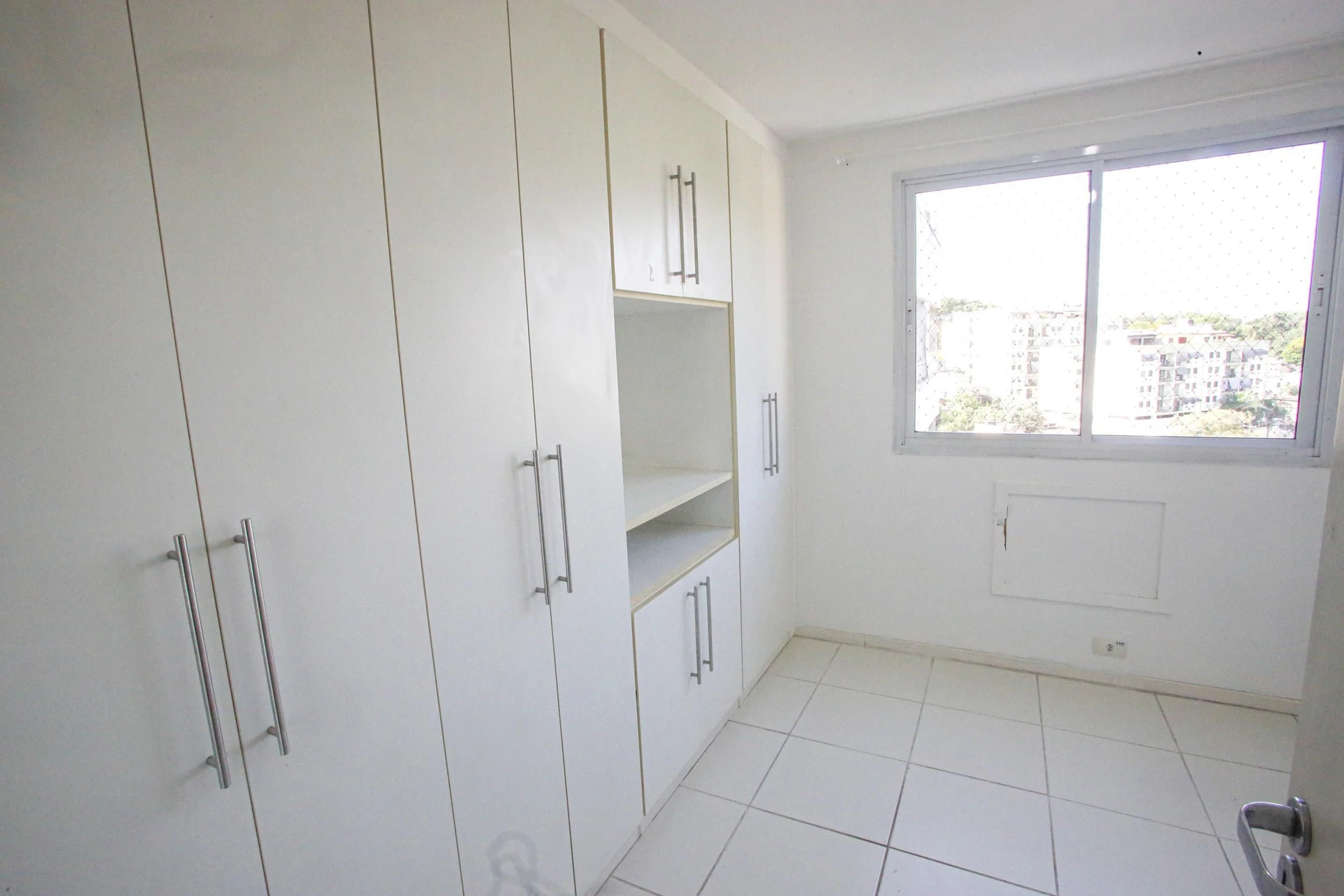 Glass-enclosed balcony in a 3-bedroom apartment, 131 m² — photo 4