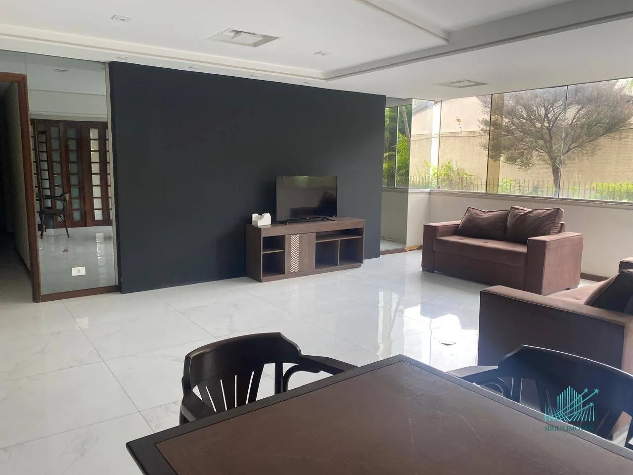 4-bedroom apartment with enclosed glass balcony — photo 14