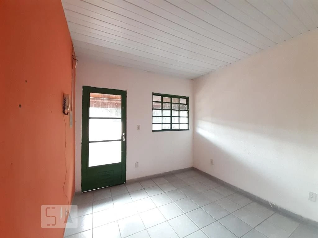 Apartamento sem mobília com cozinha fechada e armários — photo 6