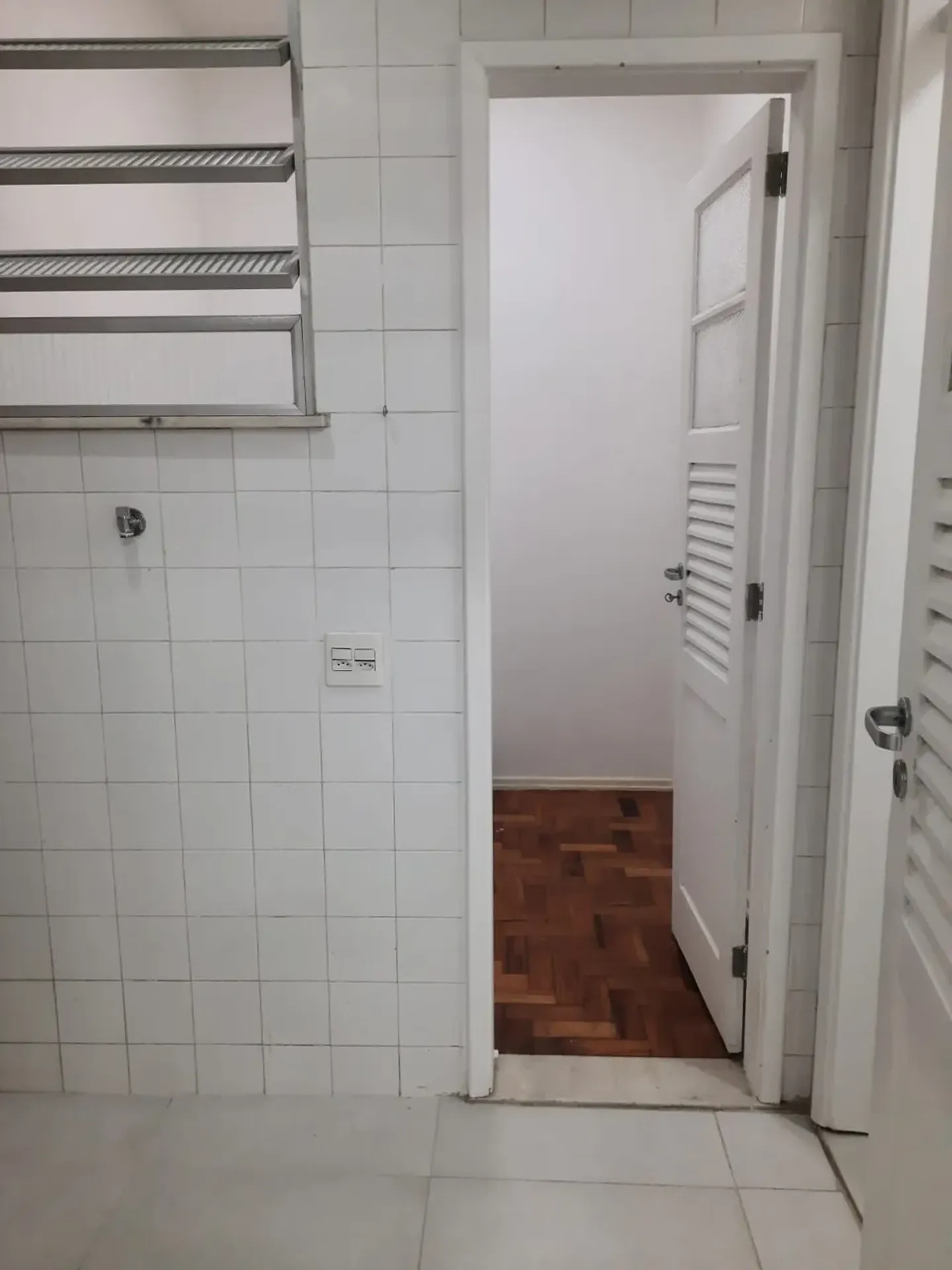 Квартира на 2-му поверсі з дерев'яною підлогою або ламінатом — photo 24