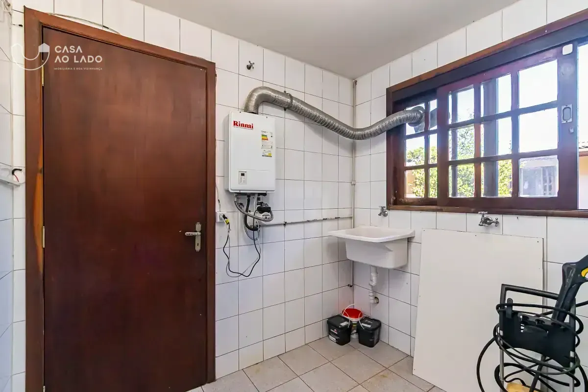 390 m² house with 6 bedrooms and a backyard unit — photo 23