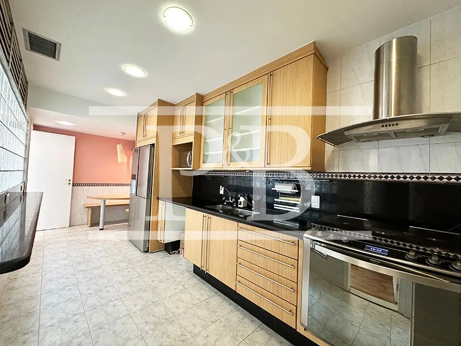 3-bedroom apartment with 220 m² and laundry area — photo 30