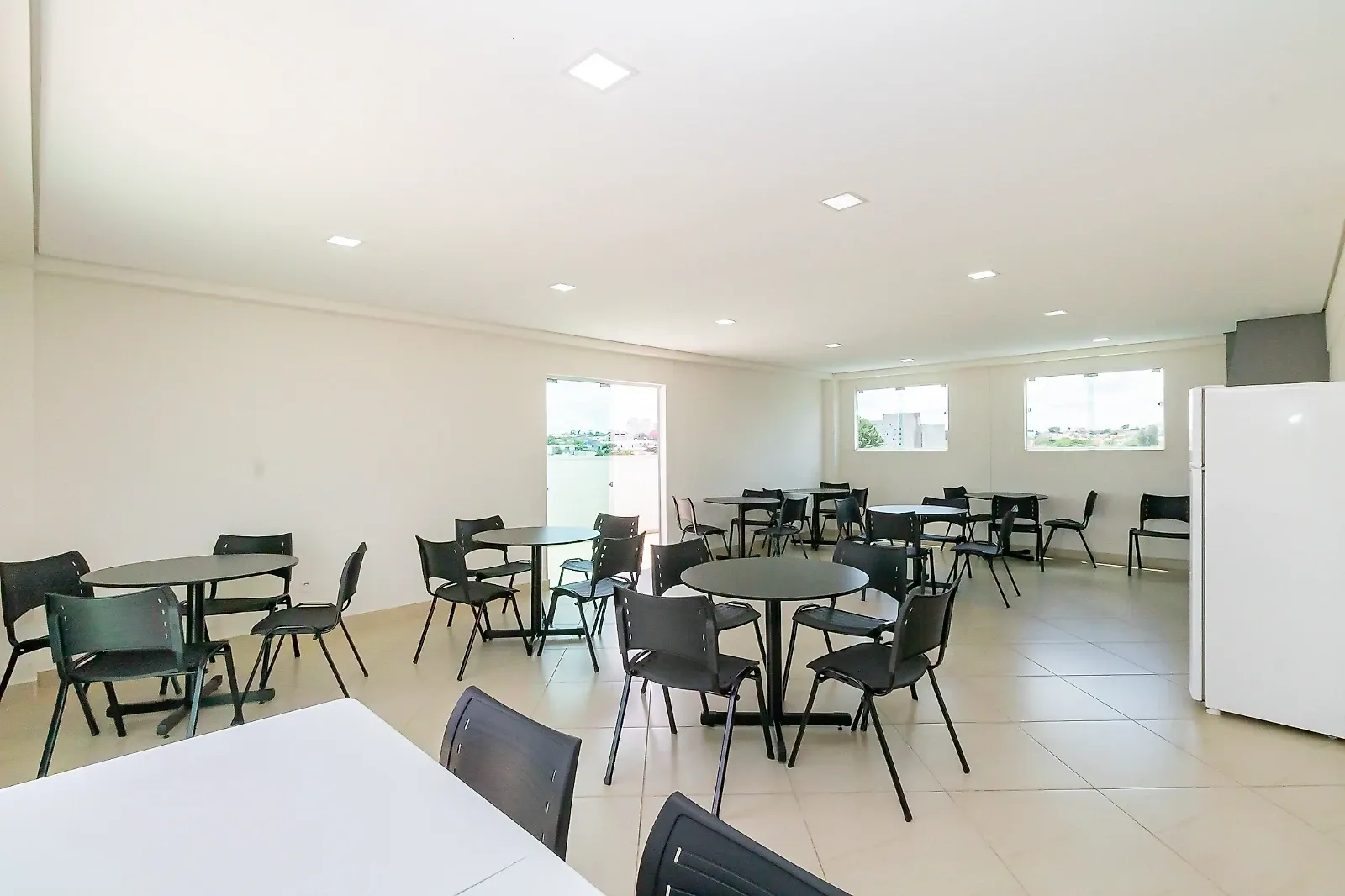 Balcony with a grill in a 3-bedroom apartment, 74 m² — photo 19