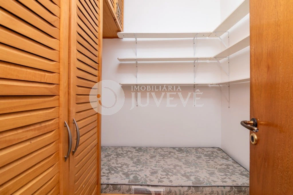 130 m² apartment with a walk-in closet and a bathtub — photo 9